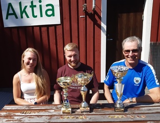 Porvoon ampujilla oli hyvä viikonloppu Inkoossa Raseborgs skyttar seuran järjestämissä SFS(SvenskaFinlandsSportsyktteförbundet) mestaruuskilpailuissa Aktia hallissa 18.-19.7.2020 Joukkue kuva vasemmalta Oona Tenhunen, Roni Tenhunen ja Tapani Koskela kahmivat komean rivin mitaleita ja lajien parhaan tuloksen kiertopalkintoja. Yhteensä 9 henkilökohtaista mestaruutta,  kaksi hopeaa ja pronssi sekä kolme joukkuemestaruutta.  Lisäksi Erkki Mäkiniemi nappasi lauantaina kaksi henkilökohtaista hopeamitalia 70 vuotisten sarjassa. Roni onnistui kotiuttamaan sekajuoksujen ja parilaukausten päivän parhaan kilpailun tuloksen kiertopalkinnon ja Tapani Koskela hirven kerrtalaukausten kiertopalkinnon. Oona osallistui myös miesten hirven parilaukauksille ja otti sieltä prossimitalin usean miehen nenän edestä. Tämän lisäksi Oona ampui yhden uuden SFS ennätyksen kuin myös Tapani Koskela, jonka tulos kirjattiin samalla SE:ksi. 