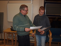 Syyskokous Kokonhallin monitoimitilassa 12.11.2014. Tässä pj Markku Kauppinen ojentaa vuoden urheiluampujatittelin ja stipendin Roni Tenhuselle.