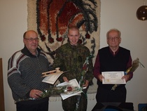 Seuran syyskokous pidettiin Kokonhallilla 21.11.2011.  Kokouksessa  kutsuttiin Bror Skogster kunniapuheenjohtajaksi, kuvassa vas.. Samalla palkittiin menestyneitä ampujia. Vuoden miesampujaksi valittiin mustaruutilajeista Pentti Ukkonen, kuvassa oik. ja vuoden nuoreksi ampujaksi riistamaaliampuja Roni Tenhunen, kuvassa keskellä. Kokouksessa jaettiin myös stipendejä, joita saivat Roni Tenhunen, Tarmo Koskela ja Pentti Ukkonen.