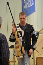 Tässä Roni poistumassa luodikon alkukilpailusta ammuttuaan 97p. Maaningan SM-kisoissa.