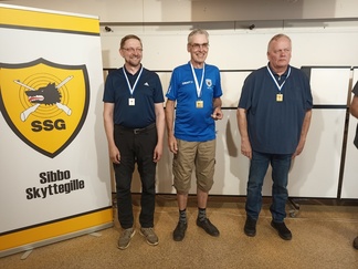 Tapani Koskela voitti ikämies SM kisoissa kaikki neljä liikkuvan maalin mestaruutta. Tämä kuva parilaukauksien palkintojen jaosta.