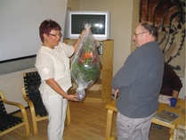 Kuva kevätkokouksesta 29.3.2007. Bror Skogster saa kiitokseksi kukkia ja muistoesineen toimittuaan seuran pj:na 30 vuotta