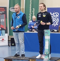 Roni Tenhunen saavutti SM hopeaa Merikarvialla SML ilma-aseiden SM kilpailuissa yleisen sarjan ilmahirvessä. Mestaruuden nappasi Aaro Vuorimaa kuvassa oikealla.
Pronssimitalin Roni nappasi Lopella SML SM kisoista pienoishirvessä.