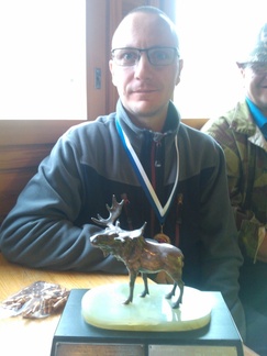 Uudenmaan piirinmestari Tomi Teränen parhaan hirvituloksen kiertopalkinnon kanssa Mäntsälässä 12.7.2015