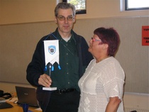 pj. Katri Nevalainen onnitteli rahastonhoitajaa 50 v. synttärin johdosta seuran viirillä 2006.