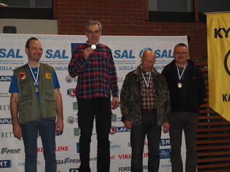 Tapani Koskelalle putoavien taulujen mestaruus Kangasalalla 12.4.2015 Y55-sarjassa.