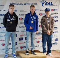 Suomen Mestarauus Juho Kanervalalle Suomen Ampumaurheiluliiton liikkuvan maalin SM kisoista Inkoossa 100 m:n hirven kertalaukauksilla 30-31.8.2025
Inkoon SM kisoista Juho sai värisuoran mitaleita saavuttaen mestaruuden lisäksi hopeaa ja pronssia. Kaikki mitalit tuli M16 sarjassa vaikka Juho olisi saanut osallistua vielä S14 sarjaan! Myös talven 10 m:n liikkuvan maalin ilma-ase SM:stä irtosi Juholle kaksi pronssia; normaali ja sekajuoksuilla.
Lisäksi Juho saavutti pronssia M16 sarjassa Lopen SML SM kisoissa Lopella 24-27.7.2025 50 m:n pienoishirvessä.