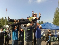 Kuvassa Uudenmaan joukkueen jäsenet heittävät SML:n hirviammunnan M50-sarjan tuoretta mestaria Hyvinkäällä 25.7.2010.