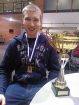 Roni Tenhunen hopealle putoavan taulun SM-kilpailussa Kangasalalla 25.1.2014