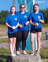 Linda Mattsson nappasi myös tukun SM mitaleita kuluvana kautena. 
Suomen Mestaruus irtosi SML pienoishirven joukkuekilpailussa Lopella yhdessä kuvassa Mäntsäläläisten Alina Aaltosen ( kuvassa vas. ) ja Katri Torvastin kanssa ( kuvassa oik. )
Pronssimitaleita Linda saavutti juurikin pienoishirvessä sekä SAL:n liikkuvan maalin lajeissa 100 m:n hirven kertalaukauksilla, 50 m:n normaalijuoksuissa ja sekajuoksuissa. Lindalle siis yhteensä neljä henkilökohtaista SM pronssia 2025.
