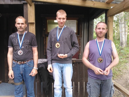 Roni Tenhunen nappasi voiton piiriottelussa hirviammunnassa Sipoossa. Kuvassa Roni keskellä, vas E-H:n Vesa Santakangas ja oik. E-H:n Mikko Pekonen.